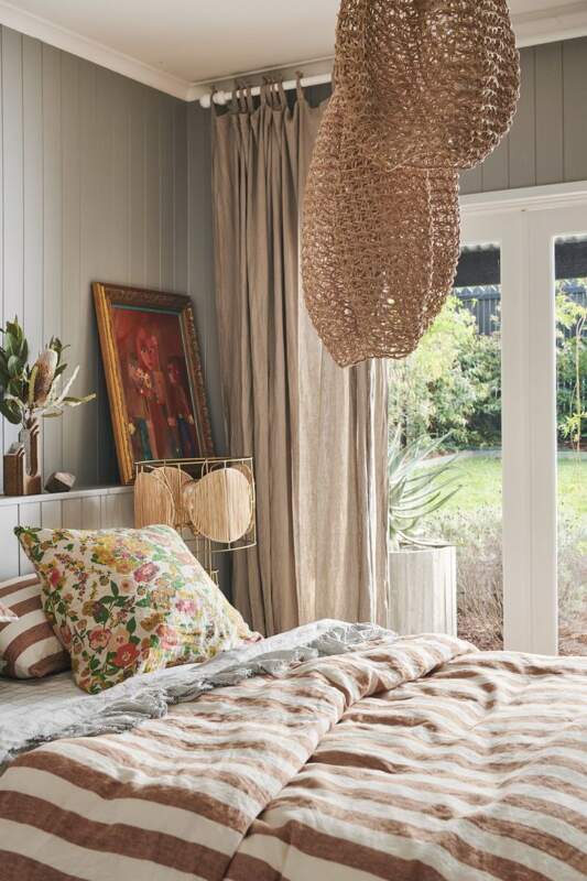21-Romantic & Cozy Modern Farmhouse Bedroom Makeover Ideas On BudGET